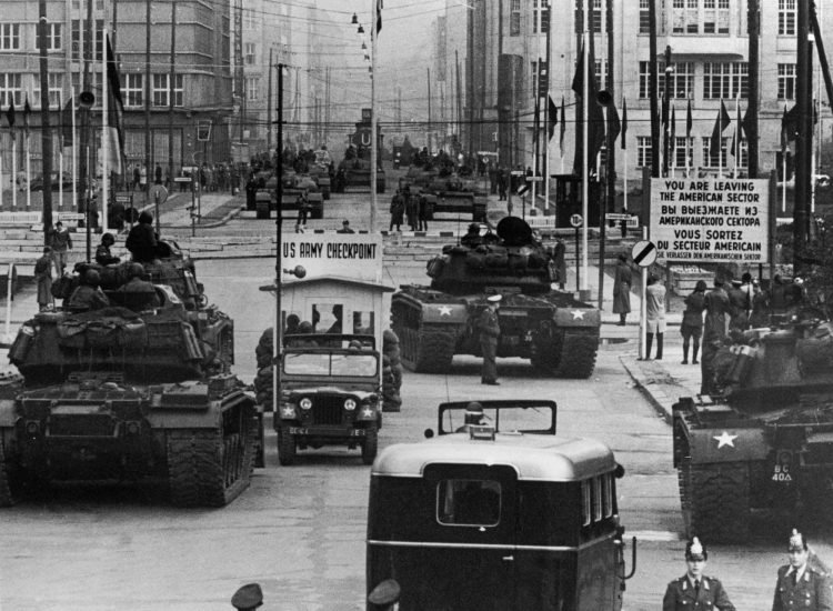 M48 Patton de la Berlin Brigade américaine en face à face avec des T-55 du Groupement des forces armées soviétiques en Allemagne le 27 octobre 1961, durant la crise de Berlin - U.S. Army photo Photo | Domaine public