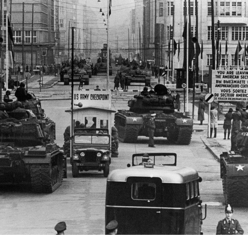 M48 Patton de la Berlin Brigade américaine en face à face avec des T-55 du Groupement des forces armées soviétiques en Allemagne le 27 octobre 1961, durant la crise de Berlin - U.S. Army photo Photo | Domaine public