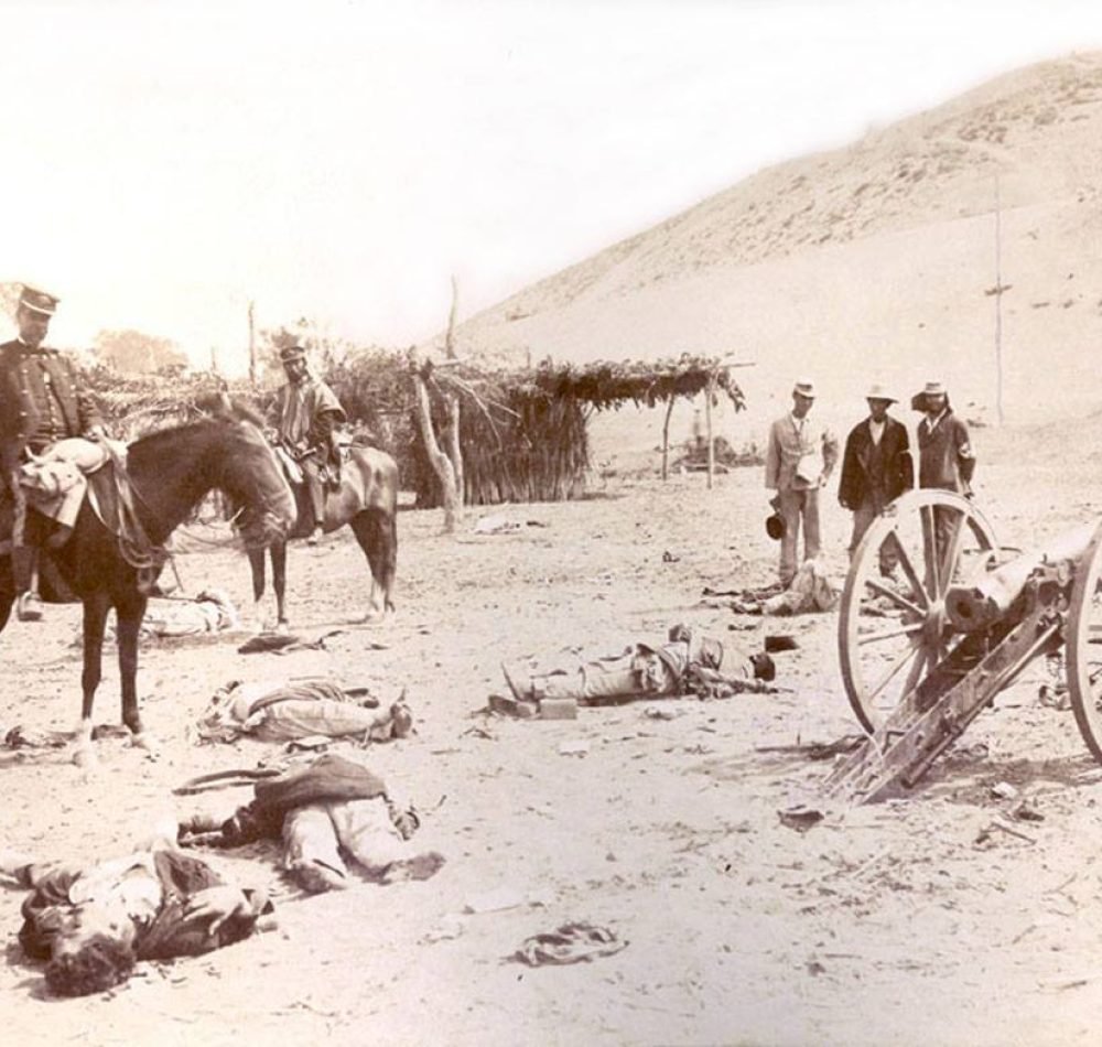 Martiniano Urriola, avec képi, commandant de l'occupation d'Ayacucho en 1883, et Marcos Maturana, avec poncho, chef d'état-major général de l'armée expéditionnaire pendant la campagne de Lima - Auteur inconnu | Domaine public