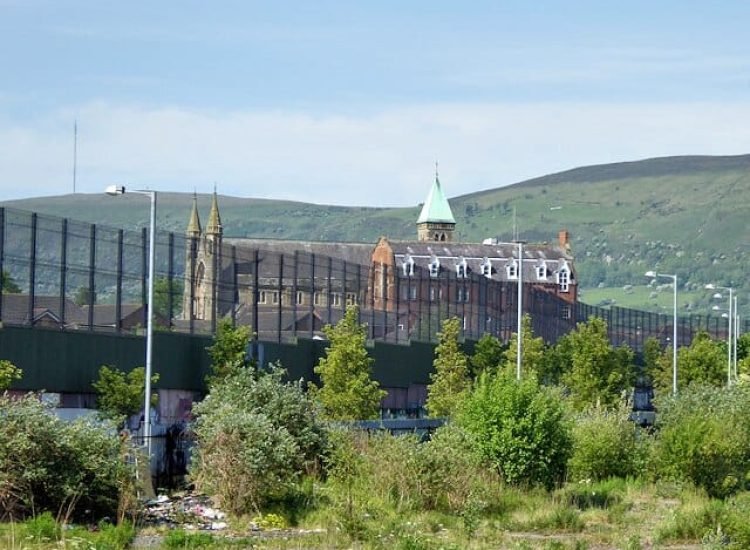 L'abbaye de Clonard longée par un mur de la paix dans l'Ouest de Belfast en 2017 - David Dixon | Creative Commons BY-SA 2.0