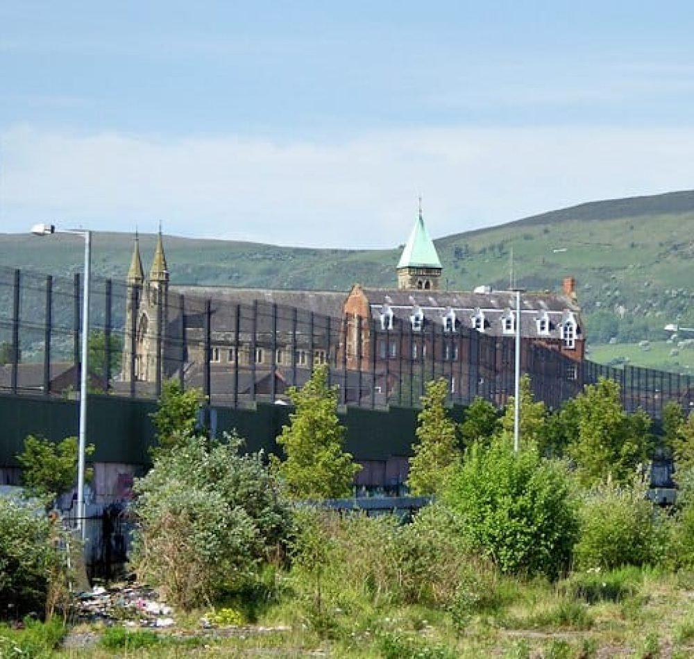 L'abbaye de Clonard longée par un mur de la paix dans l'Ouest de Belfast en 2017 - David Dixon | Creative Commons BY-SA 2.0