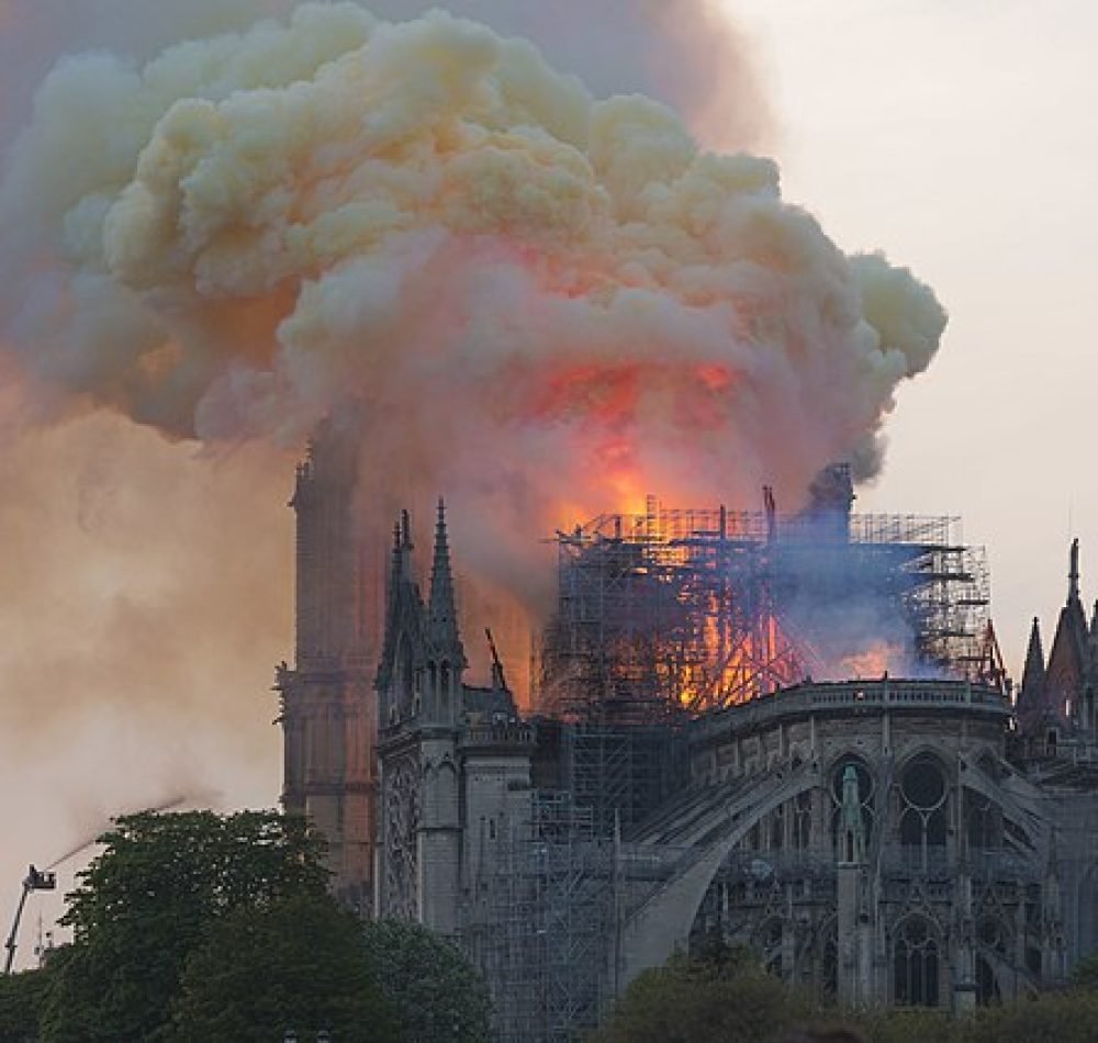 À intervalles relativement réguliers, l'incendie s'intensifie, avec de brusques bouffées de flammes triplant de hauteur et dégageant une fumée jaune, lors du feu de la cathédrale Notre-Dame de Paris - GodefroyParis [Pseudo Wikipédia] | Creative Commons BY-SA 4.0