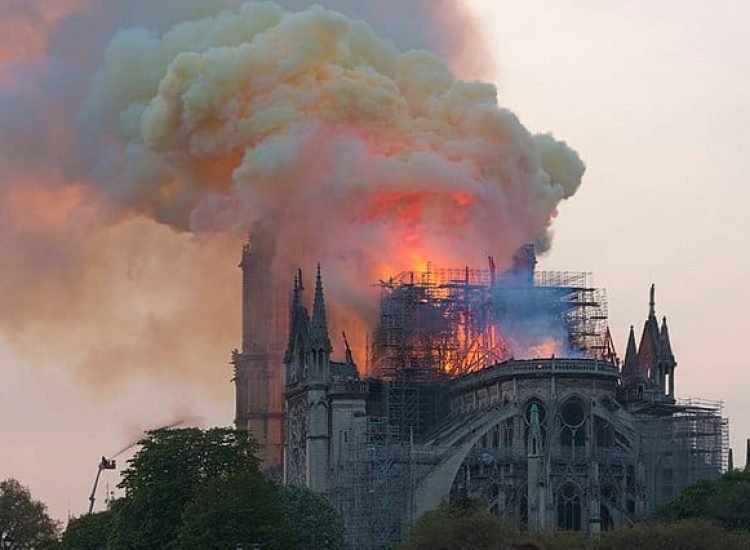 À intervalles relativement réguliers, l'incendie s'intensifie, avec de brusques bouffées de flammes triplant de hauteur et dégageant une fumée jaune, lors du feu de la cathédrale Notre-Dame de Paris - GodefroyParis [Pseudo Wikipédia] | Creative Commons BY-SA 4.0