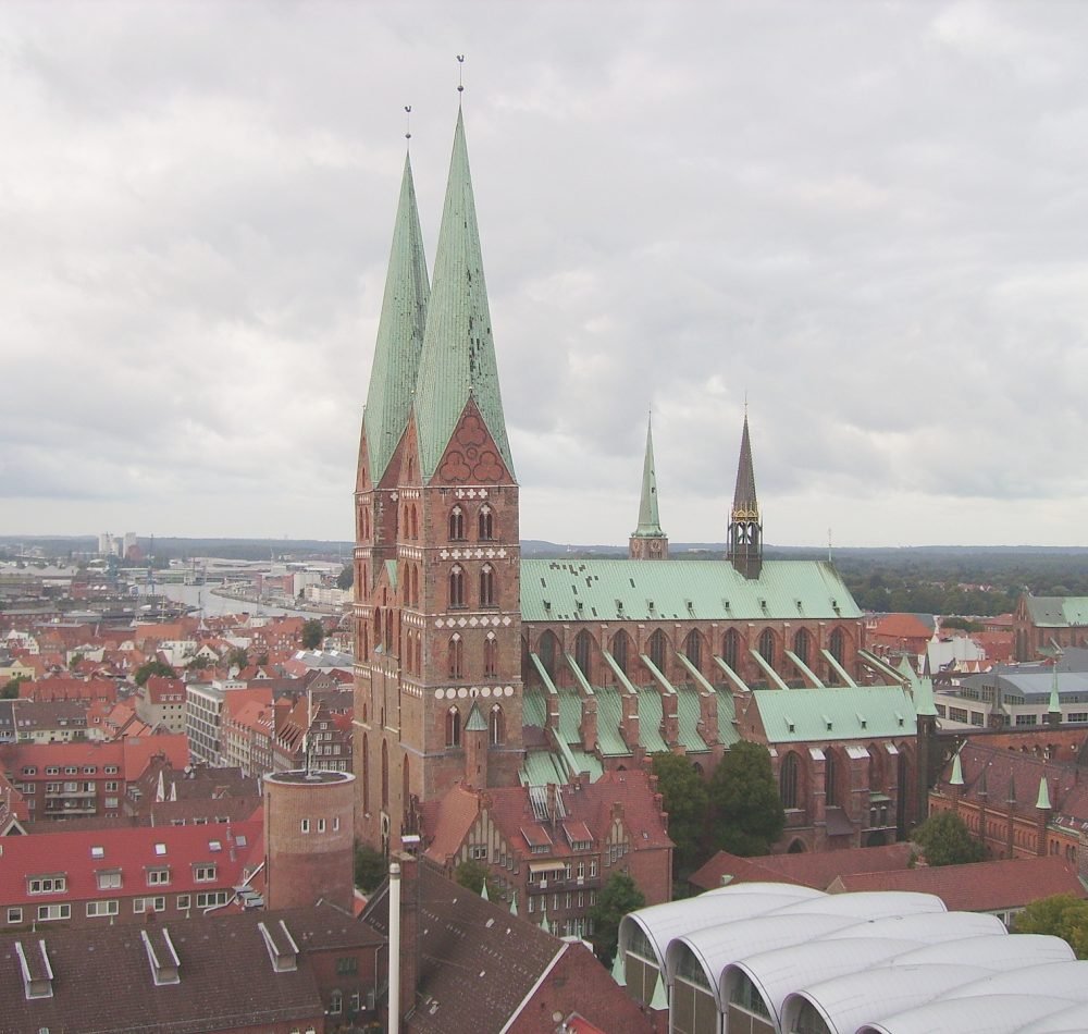 Panorama de la vieille ville de Lübeck avec l'église Sainte-Marie, symbole de la ville - Garitzko [Pseudo Wikipédia] - Domaine public
