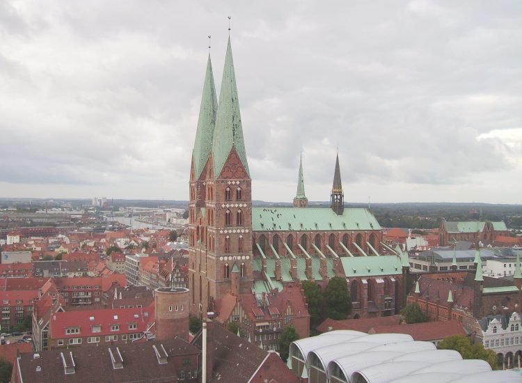 Panorama de la vieille ville de Lübeck avec l'église Sainte-Marie, symbole de la ville - Garitzko [Pseudo Wikipédia] - Domaine public
