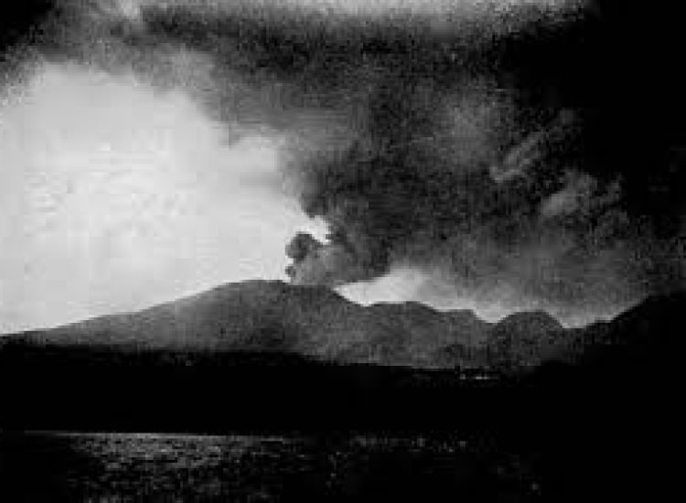 Photo en noir et blanc de la montagne Pelée crachant de la fumée en 1902 - Domaine public