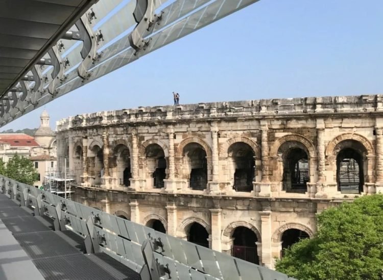 Vue de l'arène romaine depuis le musée de la romanité Nîmes - Musée de la romanité