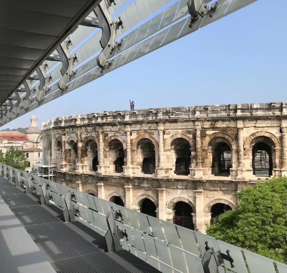 Vue de l'arène romaine depuis le musée de la romanité Nîmes - Musée de la romanité
