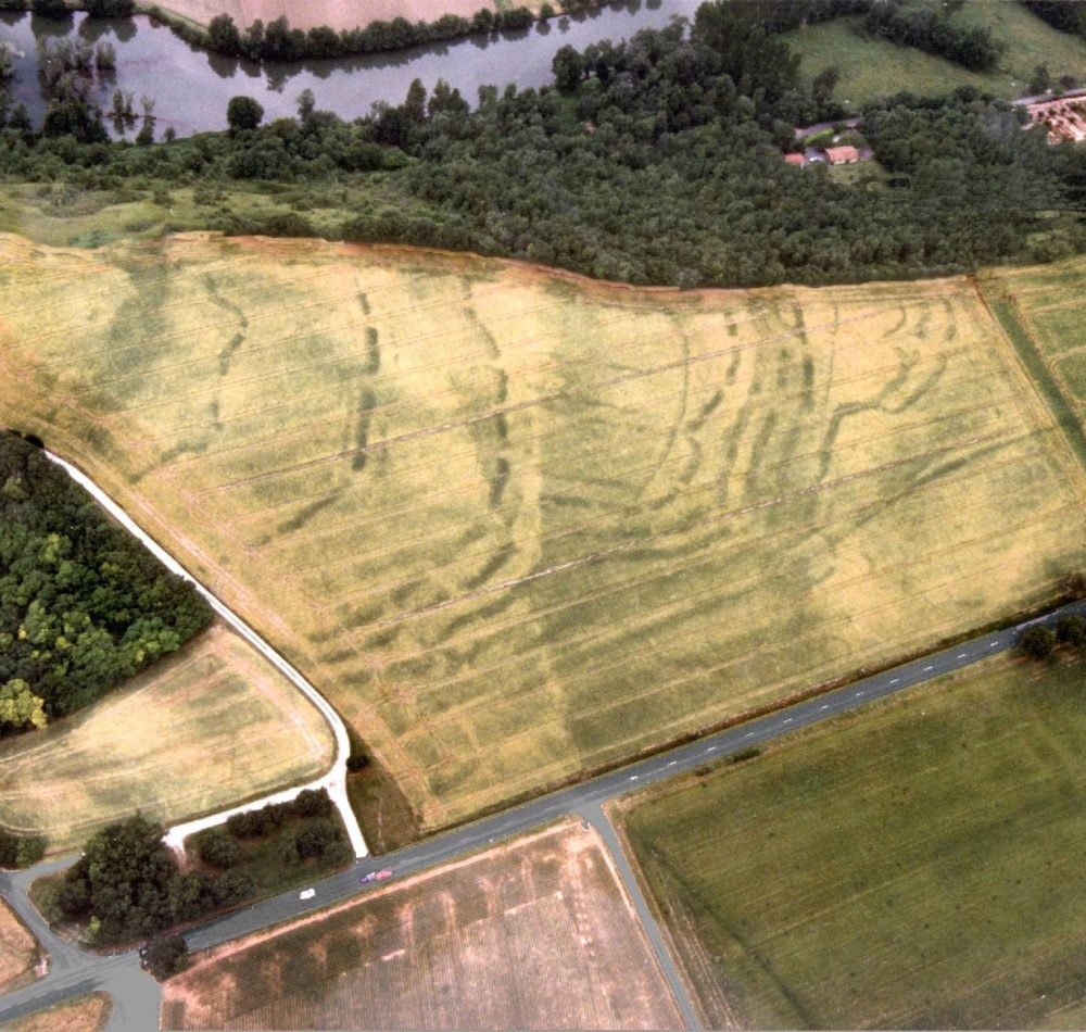 Photographie aérienne du site néolithique de Balzac, Les Coteaux de Coursac (Charente) - Jacques DASSIÉ | Creative Commons BY 2.5