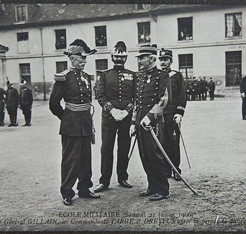 Réintégré dans l'armée, Alfred Dreyfus est décoré de la Légion d'honneur au sein de l'École militaire le 21 juillet 1906 - Charles Chusseau-Flaviens | Domaine public