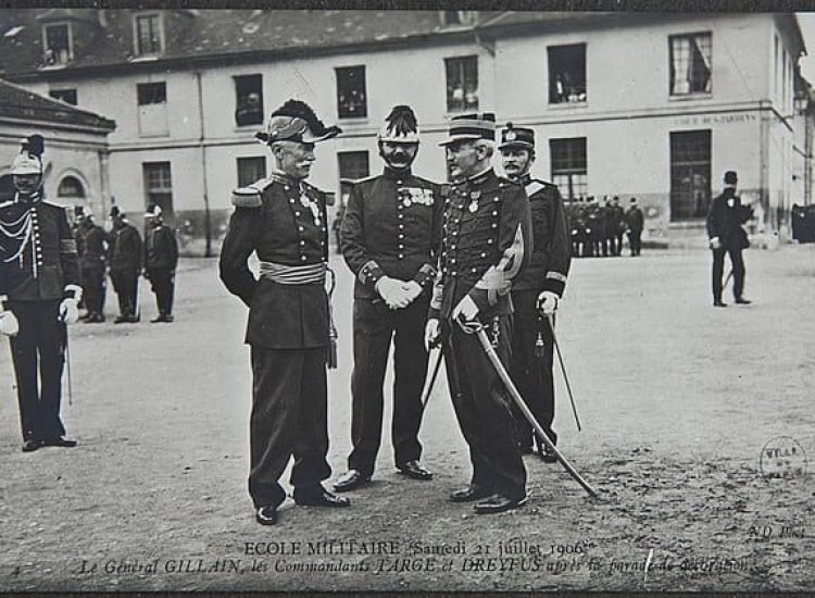 Réintégré dans l'armée, Alfred Dreyfus est décoré de la Légion d'honneur au sein de l'École militaire le 21 juillet 1906 - Charles Chusseau-Flaviens | Domaine public