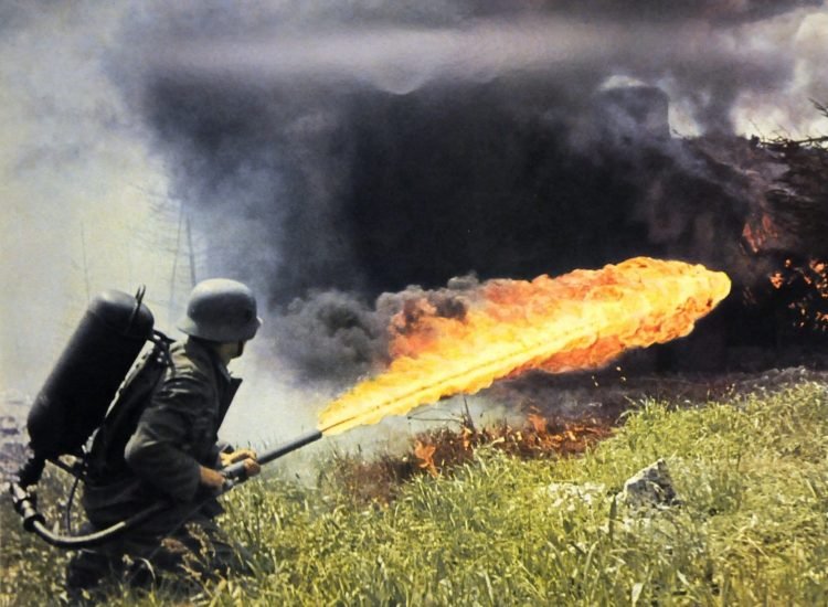 Soldat allemand équipé d'un lance flammes en URSS (1941) - Auteur inconnu | Domaine public