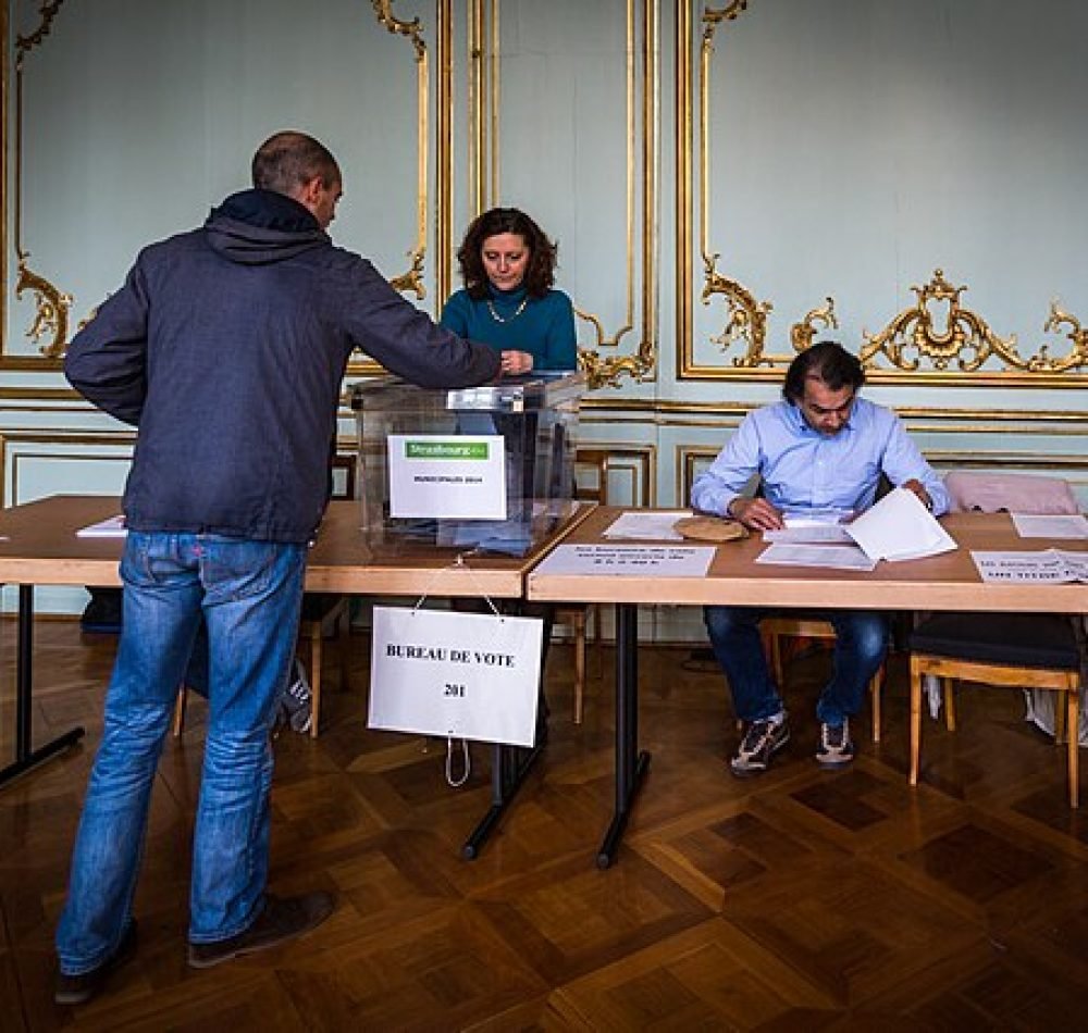Citoyen de Strasbourg se présentant aux urnes lors des élections municipales de 2014 - Claude TRUONG-NGOC | CC BY SA 3.0