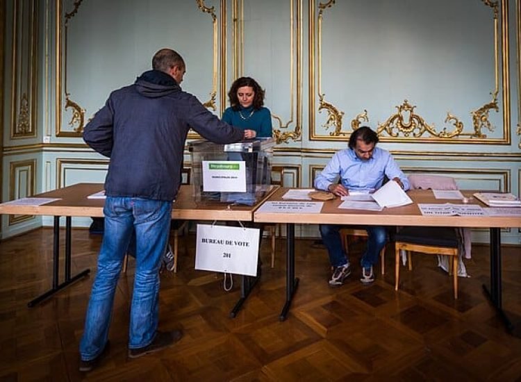 Citoyen de Strasbourg se présentant aux urnes lors des élections municipales de 2014 - Claude TRUONG-NGOC | CC BY SA 3.0