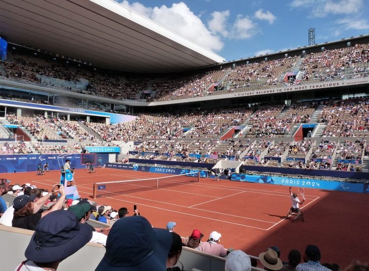 Tennis fauteuil au stade de Roland-Garros demi-finale doubles Schroder Vink (Pays-Bas) vs Ramphadi Sithole (Afrique du Sud) - Jeux paralympiques -Daieuxetdailleurs Creative Commons BY-SA 4.0