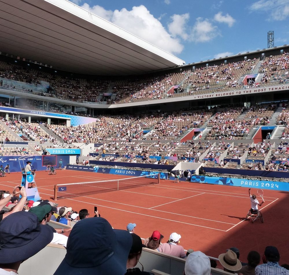 Tennis fauteuil au stade de Roland-Garros demi-finale doubles Schroder Vink (Pays-Bas) vs Ramphadi Sithole (Afrique du Sud) - Jeux paralympiques -Daieuxetdailleurs Creative Commons BY-SA 4.0