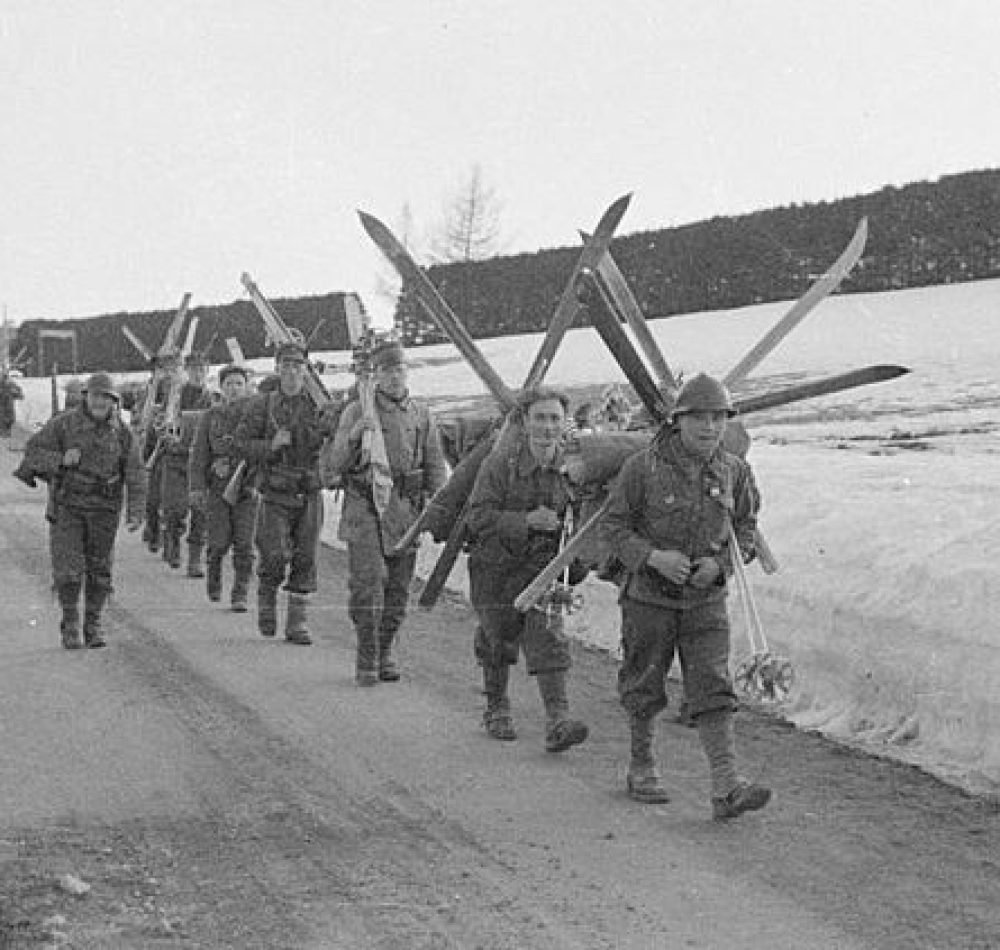 Les Chasseurs Alpins français portent leurs skis lors d'une marche en Norvège, mai 1940 - War Office Second World War Official Collection | Domaine public