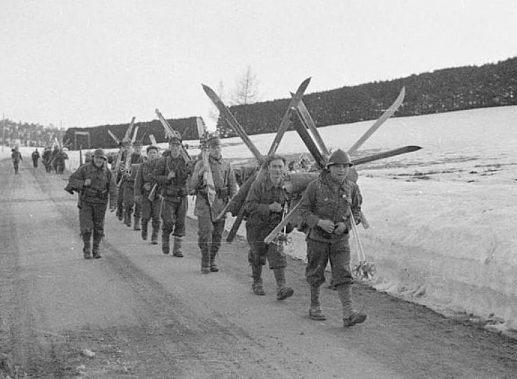 Les Chasseurs Alpins français portent leurs skis lors d'une marche en Norvège, mai 1940 - War Office Second World War Official Collection | Domaine public