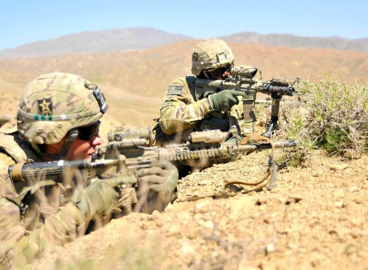 Tireurs américains protégeant un convoi de la police aux frontières afghane, en 2013 - Staff Sgt. Shane Hamann | Domaine public