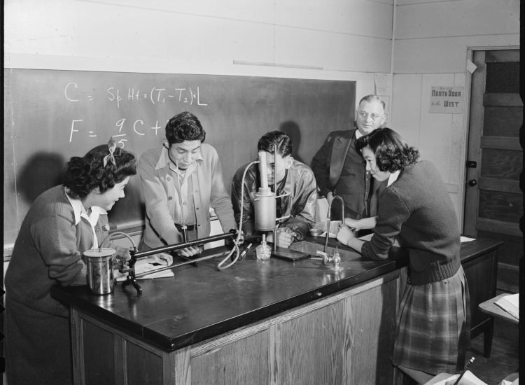 Une salle de classe de sciences physiques au Granada War Relocation Center au Colorado (États-Unis) en janvier 1945 - U.S. National Archives and Records Administration | Domaine public