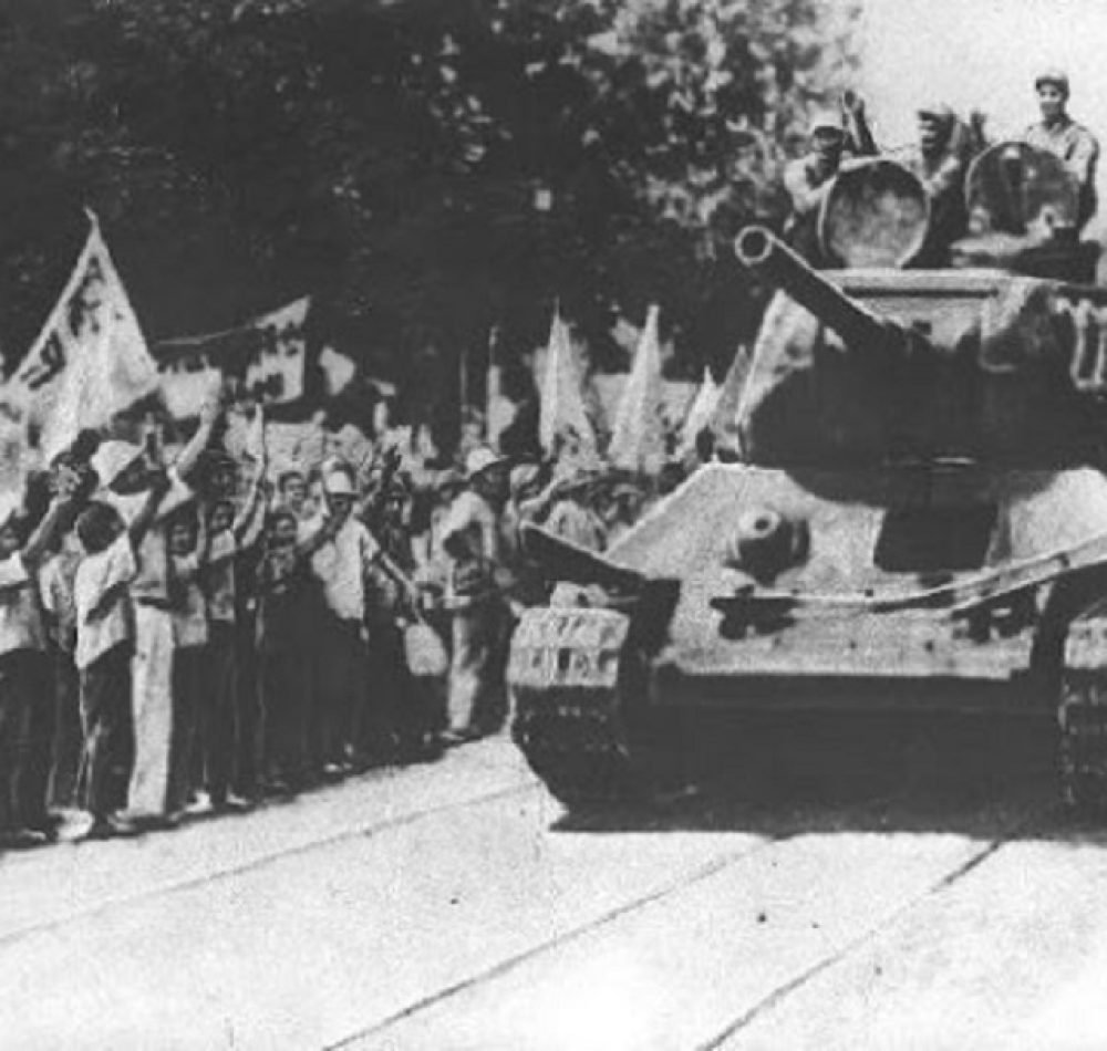 Unité blindée de chars T-34 nord-coréens entrant à Séoul en 1950 - Auteur inconnu | Domaine public