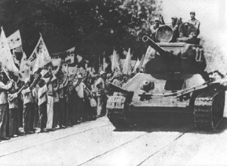 Unité blindée de chars T-34 nord-coréens entrant à Séoul en 1950 - Auteur inconnu | Domaine public