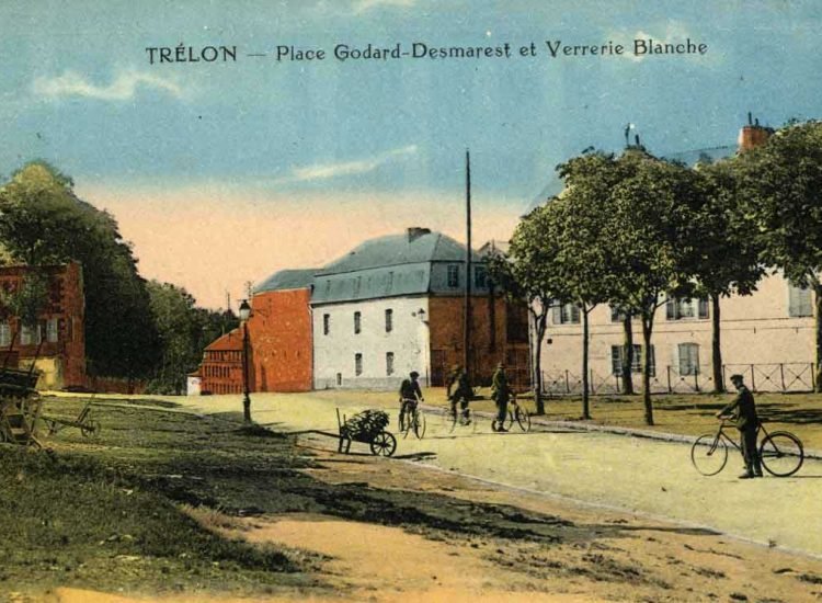 Vue de la place Godard-Desmarest et de l'entrée de la verrerie de Trélon (1900) - Ecomusée de l’Avesnois | Domaine Public