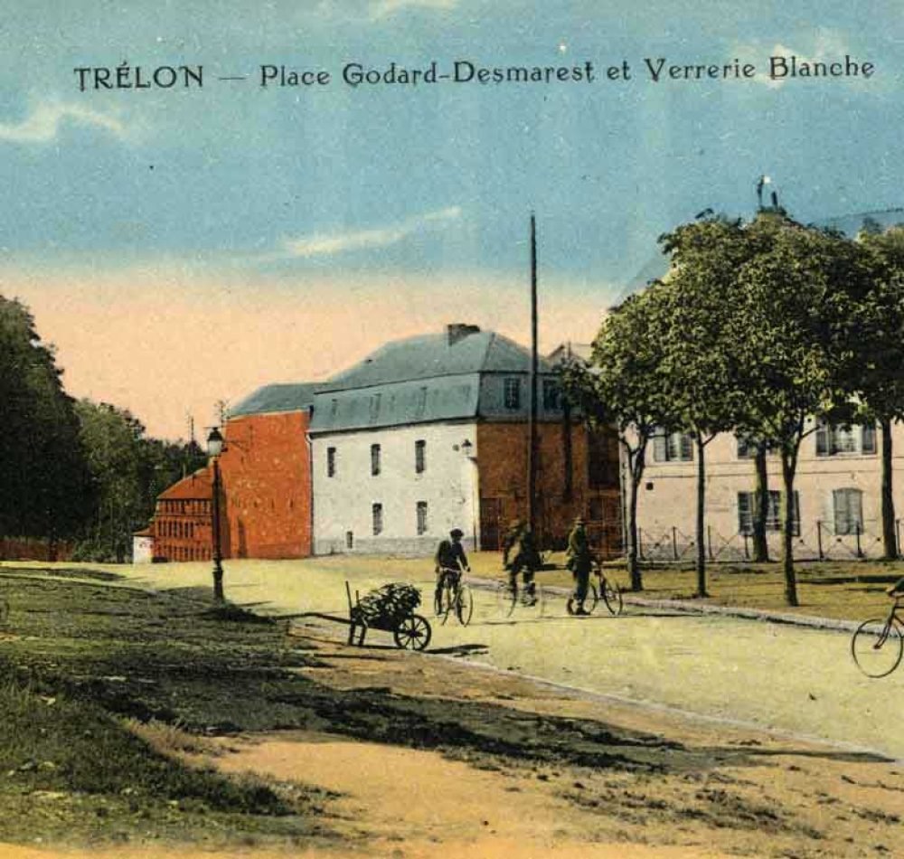 Vue de la place Godard-Desmarest et de l'entrée de la verrerie de Trélon (1900) - Ecomusée de l’Avesnois | Domaine Public