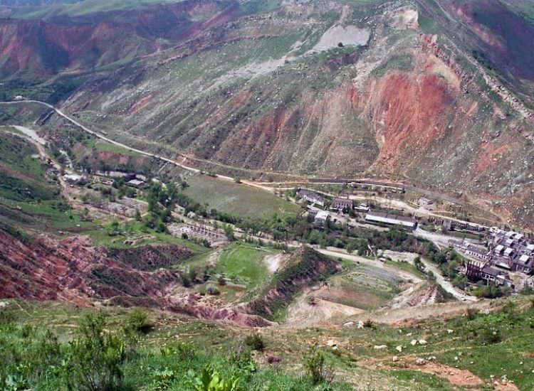 Vue sur l'ancienne usine et sur les sites d'extraction d'uranium à Mailuu-Suu, au Kirghizistan - Peter Waggit/IAEA | Creative Commons BY SA 2.0