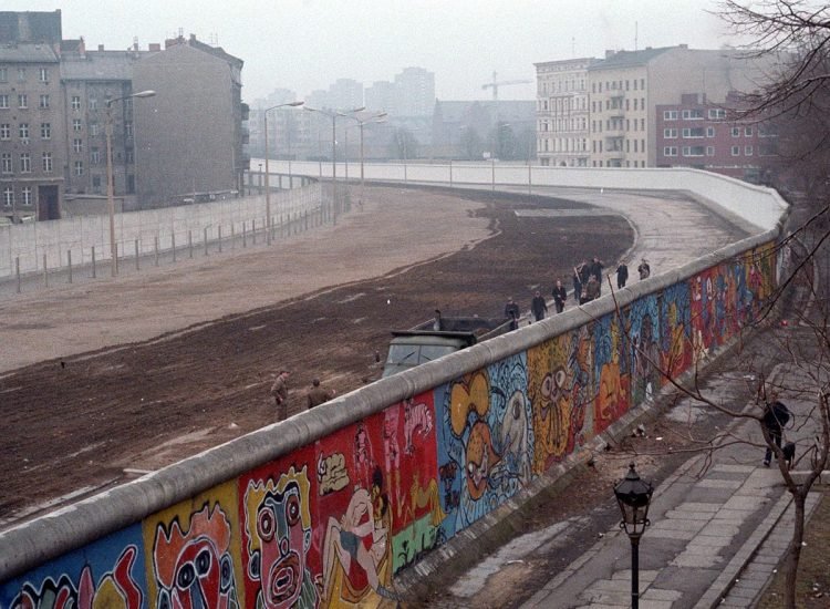 Vue du mur en 1986, la partie ouest couverte de graffitis et de peintures murales - Noir [Pseudo Wikipédia] selbst fotografiert | Creative Commons BY-SA 3.0